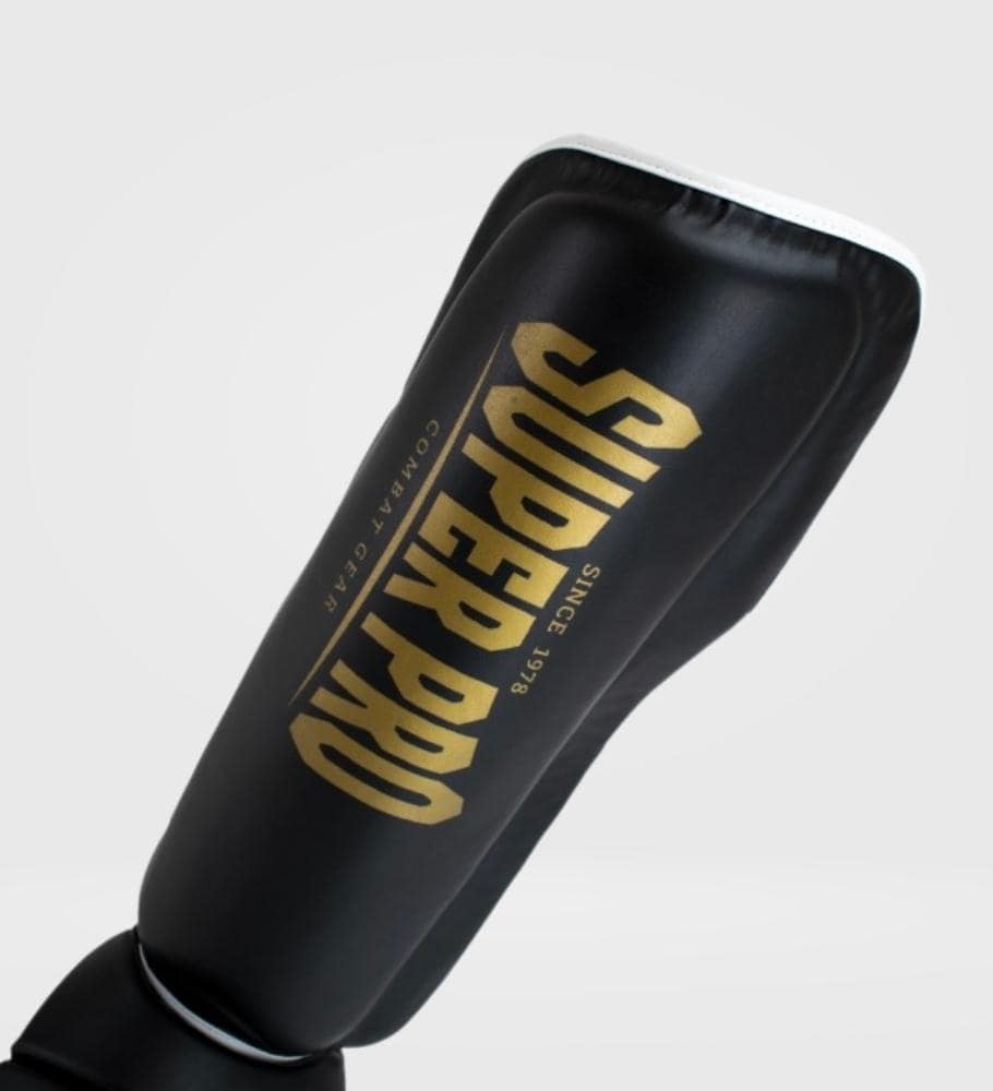 Super Pro Schienbeinschoner Protector - Schwarz/Gold - The Fight Company Deutschland