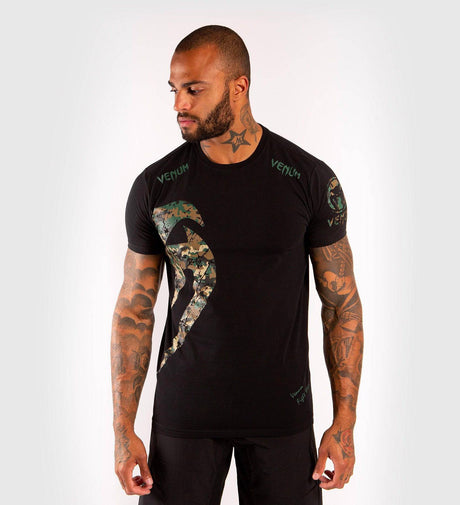 Venum T-shirt Giant - Schwarz/Camo - The Fight Company Deutschland